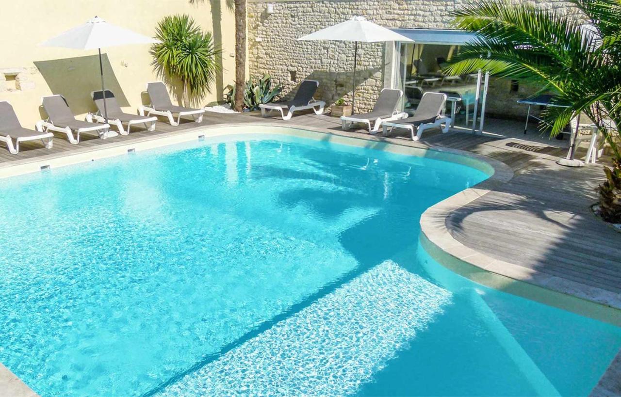 Hotel Le Square Saint-Pierre-d'Oleron Bagian luar foto
