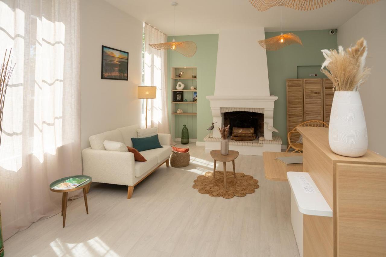 Hotel Le Square Saint-Pierre-d'Oleron Bagian luar foto