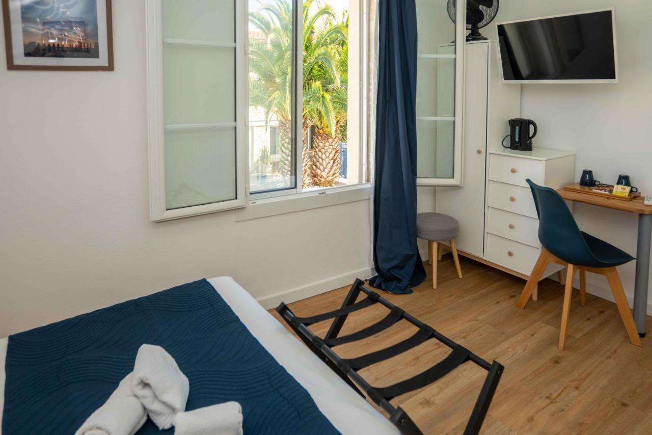 Hotel Le Square Saint-Pierre-d'Oleron Bagian luar foto