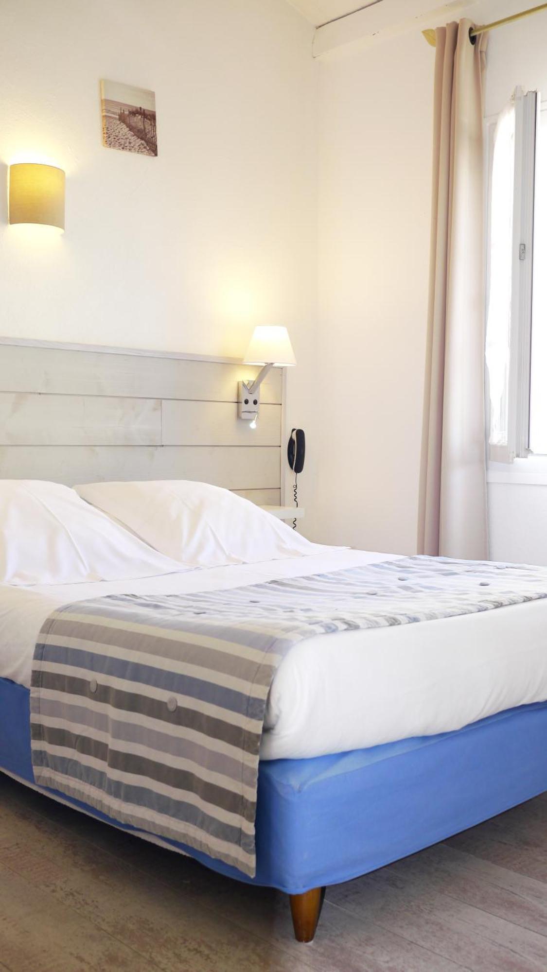 Hotel Le Square Saint-Pierre-d'Oleron Bagian luar foto