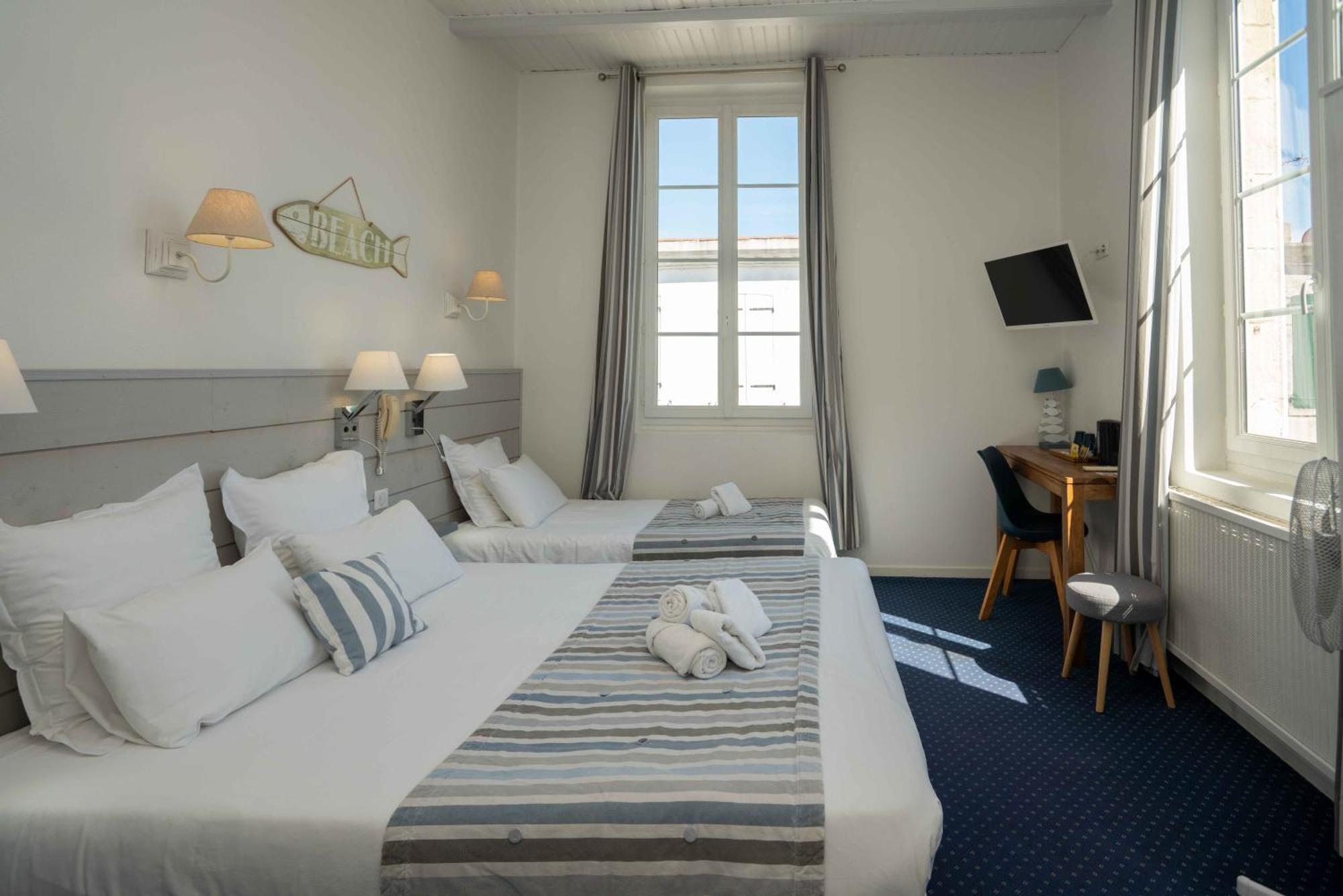 Hotel Le Square Saint-Pierre-d'Oleron Bagian luar foto