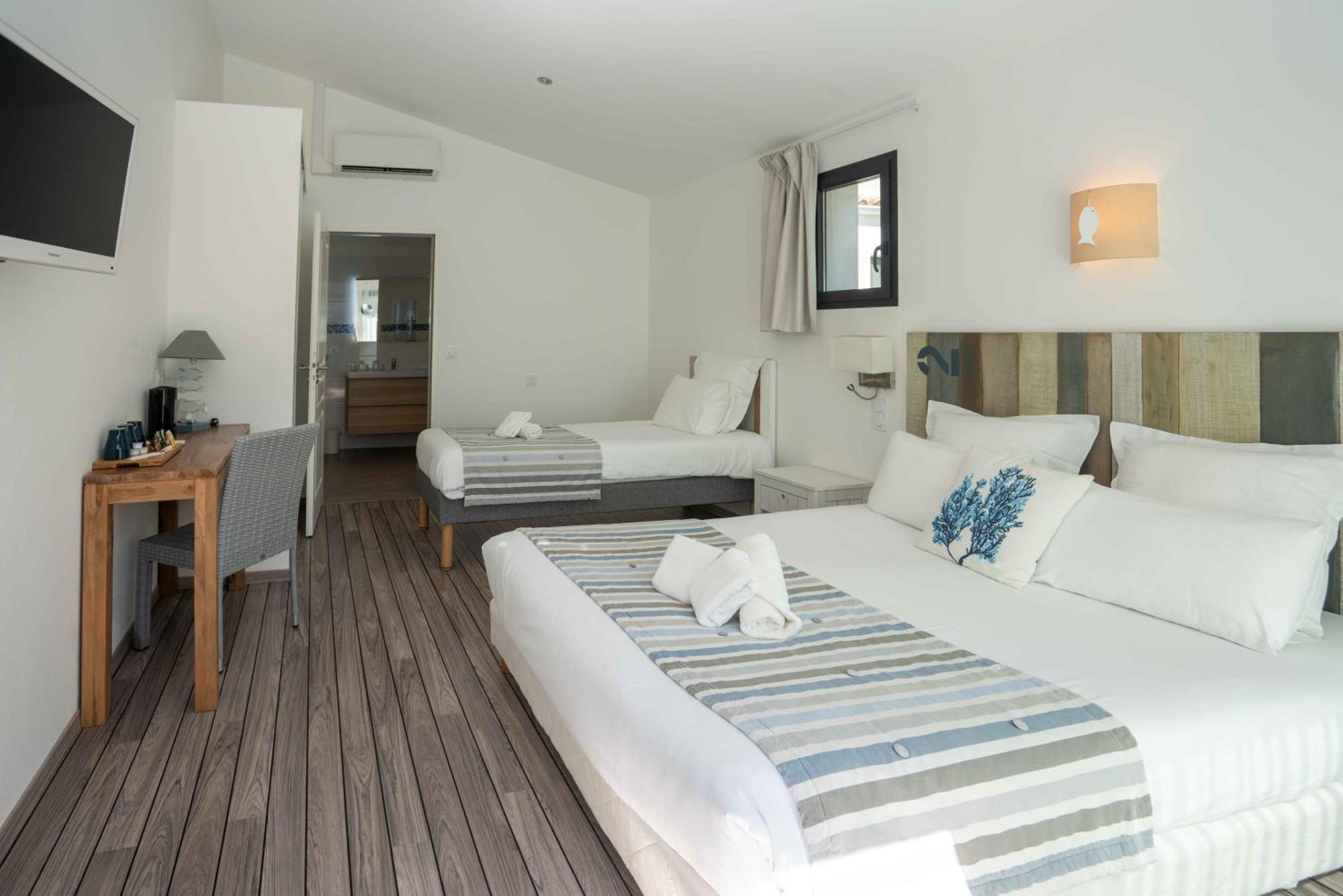 Hotel Le Square Saint-Pierre-d'Oleron Bagian luar foto
